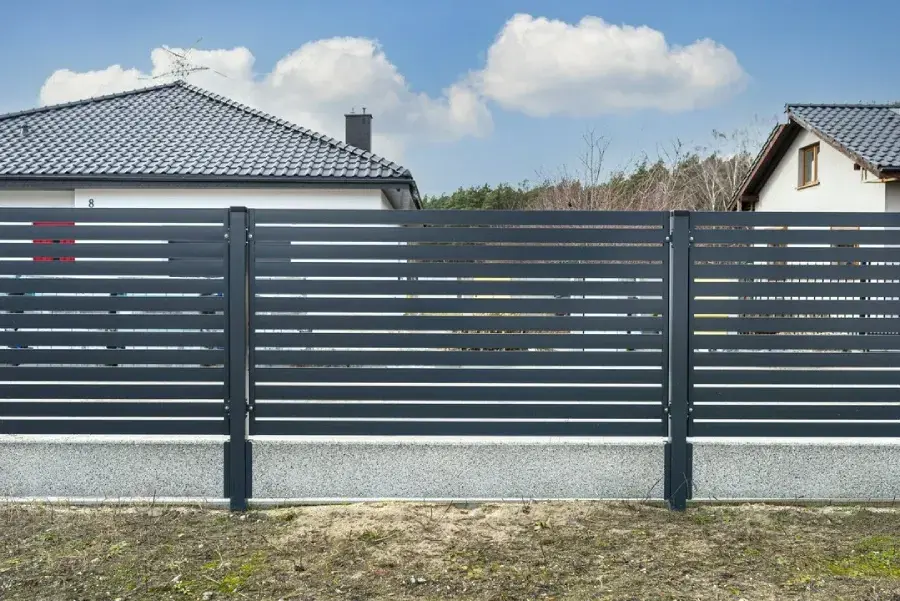 Ile kosztuje montaż ogrodzenia panelowego? Sprawdź, co wpływa na cenę