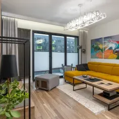 Co powiesić nad kanapą w salonie: 10 inspirujących pomysłów