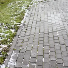 Jak wyczyścić kostkę brukową: 5 skutecznych metod bez chemii
