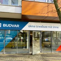 Salon okien i drzwi Budvar w Warszawie z napisem "Okna trwalsze niż inne".