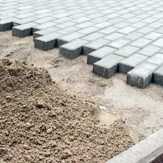 Podbudowa pod kostkę brukową - jakie materiały wybrać?