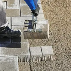 Cena podsypki pod kostkę brukową: Koszty i rodzaje materiałów