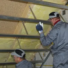 Ocieplenie dachu wełną: Proces, korzyści i najlepsze praktyki