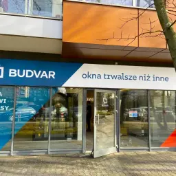 Salon okien i drzwi Budvar w Warszawie z napisem "Okna trwalsze niż inne".