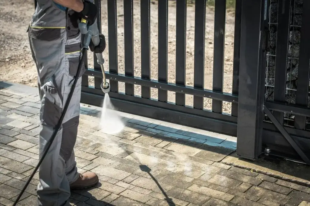 Zdjęcie Jak skutecznie usunąć żywicę z kostki brukowej - sprawdzone metody