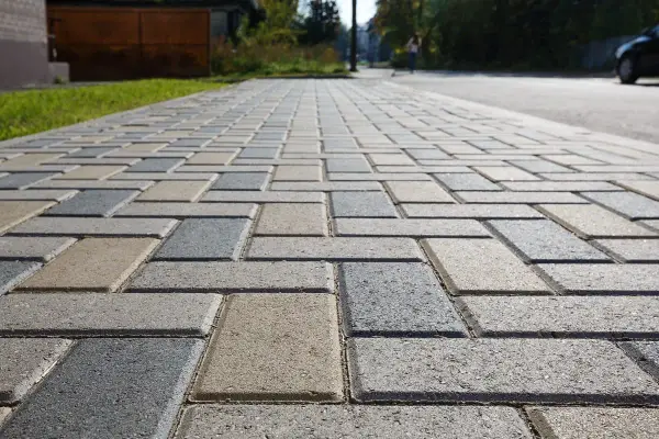 Ile za metr ułożenia kostki brukowej? Aktualne ceny i czynniki