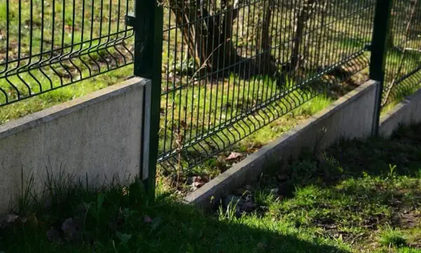 Jak zrobić ogrodzenie na pochyłym terenie: 5 skutecznych metod