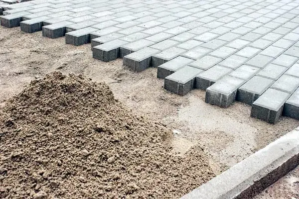 Podbudowa pod kostkę brukową - jakie materiały wybrać?