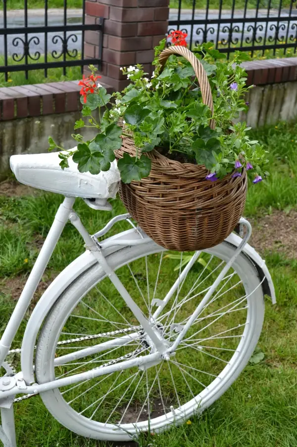 Jak zrobić kwietnik z roweru: DIY krok po kroku + inspiracje