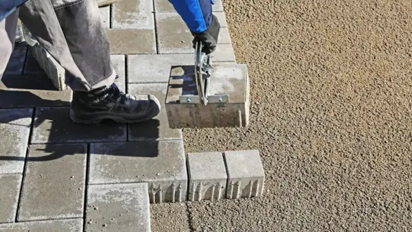 Cena podsypki pod kostkę brukową: Koszty i rodzaje materiałów