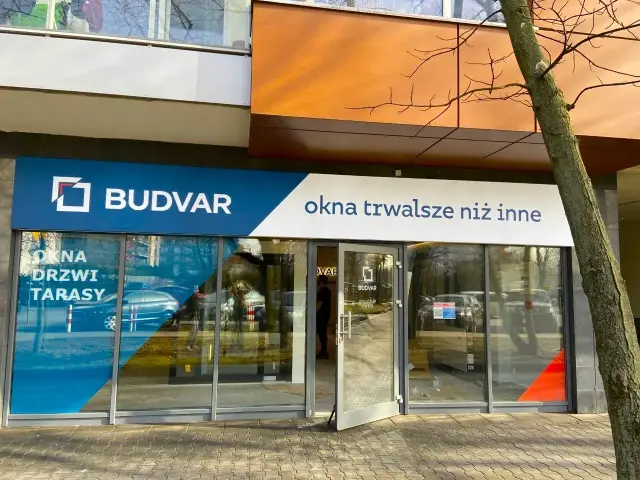 Salon okien i drzwi Budvar w Warszawie z napisem "Okna trwalsze niż inne".